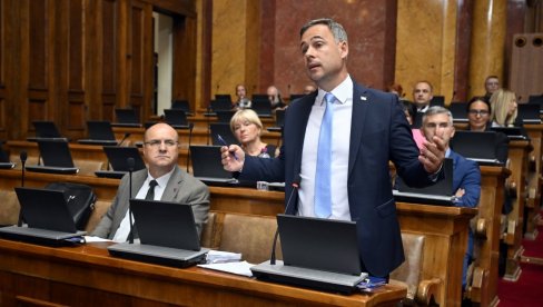 МНОГО ЈЕ, КУМЕ Блокадерски новинари одјавили Алексића