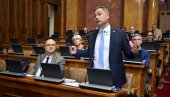 МНОГО ЈЕ, КУМЕ Блокадерски новинари одјавили Алексића