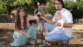 АЊУ И МИХАЈЛА У ДАЛМАЦИЈУ ВРАТИО ЗОВ ПРЕДАКА: Са сином Момчилом од девет месеци у Безбрадицама код Кистања граде будућност