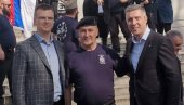 ФОТОГРАФИЈА СВЕ ГОВОРИ: Мушкарац који је претио Вучићу одсецањем главе у друштву Парандиловића и Обрадовића