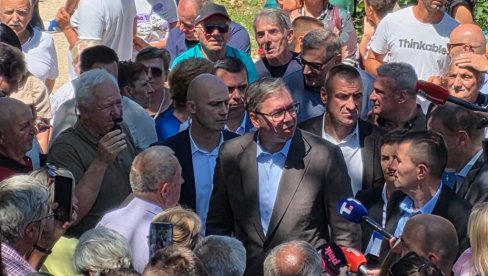 HAJDE DA VIDIMO TO ČUDO Vučić na otvaranju staklenog vidikovca na Kablaru - dočekao ga veliki broj građana (VIDEO)