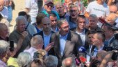 ХАЈДЕ ДА ВИДИМО ТО ЧУДО Вучић на отварању стакленог видиковца на Каблару - дочекао га велики број грађана (ВИДЕО)