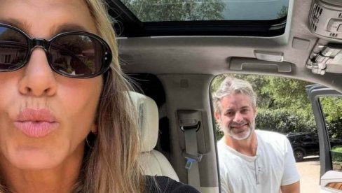 DŽENIFER ANISTON USLIKALI U KUPAĆEM KOSTIMU I OVAKVE TRBUŠNJAKE NEMAJU NI DVADESETOGODIŠNJAKINJE: Otkrila šta jede i kako održava liniju u 6