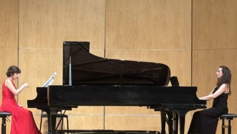 ПРЕФИЊЕНЕ НОТЕ ДОМАЋИХ КОМПОЗИТОРКИ: Призната пијанисткиња из САД, Милица Јелача Јовановић, са гостима, свира у Београду