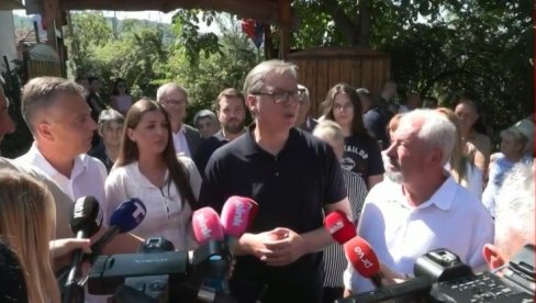 ПРЕДСЕДНИК У ПОСЕТИ СЕЛУ ТЕМСКА: Вучић обилази газдинство породице Панчић (ВИДЕО)