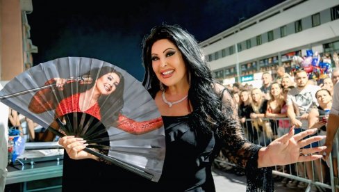 REKORDAN BROJ LJUDI NA KONCERTU U LAKTAŠIMA: Dragana Mirković još jednom dokazala zašto je miljenica publike (FOTO)